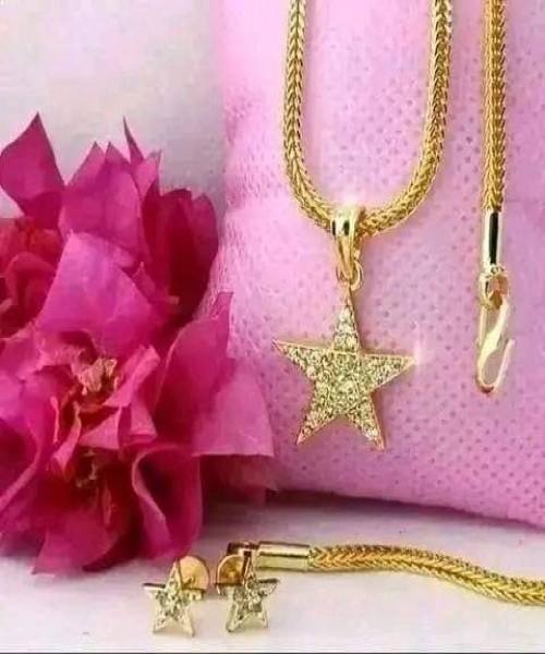 ඔයාට රත්තරන් මාලයක් ගන්න සල්ලි මදිද? ඒකට මෙන්න විසදුම.වැඩි මුදලක් නැතිව  අපෙන් ඔබට ෆොක්ස් මාලය සමග පෙන්ඩන්ට.මේ මාලයට අපි රන් ආලේඔඅ කරල තියෙන්නේ.වැඩි විස්තර පහලින්????ගෝල්ඩ් ප්ලේටඩ් ජුවලරි ගැන හැදින්වීමක් .? ගොඩාක් අය මේ ජුවලරි සේල් කරන්න පටන් අරගෙන නෑ.. ඒකට හේතුව මේ  ගැන නොදන්න නිසා කියලා මට හිතෙනවා..ඉතින් අපි චුට්ටක් කතා කරමු..? ලොකයේ රත්තරං වලට වැඩිම ඉල්ලුම තියෙන රට තමයි ඉන්දියාව ..ඉතින් ඉන්දියාවෙන් තිබුනු ඉල්ලුම නිසා වගේම ඉන්දියාවේ ජනගහනය අධික