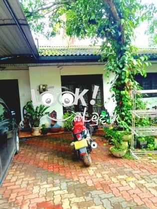 කැස්බෑව පොලීසිය අසලින් නිවසක් 