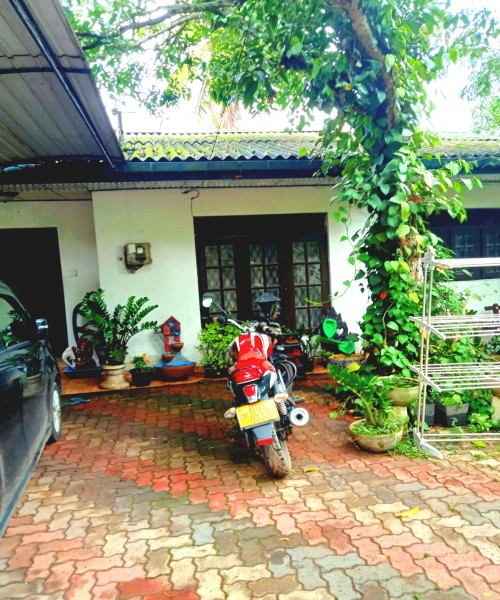 කැස්බෑව පොලීසිය අසලින් නිවසක් 