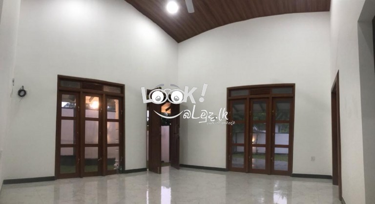 House For Sale in Athurugiriya 