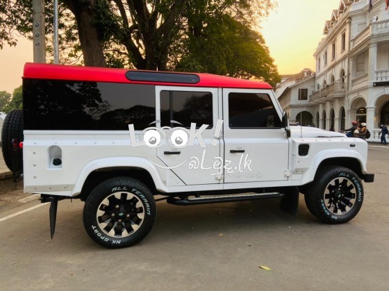 Land Rover Defender 
