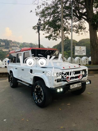Land Rover Defender 