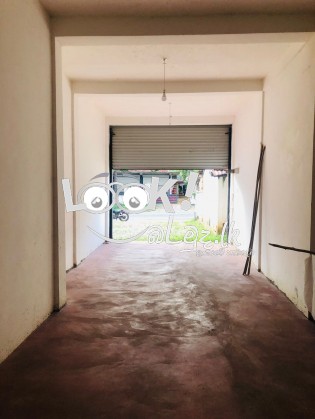 මීගමුව කුරුණෑගල  ප්‍රධාත පරේ කාමර  දෙකක් සහිත ගොඩනැගිල්ල විකිනීමට